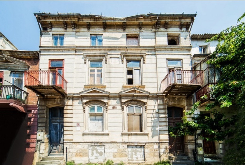 Casa Teodorou Rousou, una dintre clădirile reper ale Constanţei, este pusă în vânzare de la 275.000 de euro - FOTO