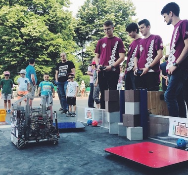 Peste 140 de echipe din 77 de oraşe din ţară s-au înscris la cea de-a treia ediţie FIRST Tech Challenge România