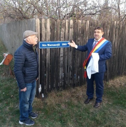 Regizorul Stere Gulea şi primarul localităţii Talpa, Benone Rababoc (Foto: News.ro)