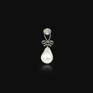 Un pandantiv cu perlă care a aparţinut Mariei Antoaneta, vândut pentru un preţ record de 36 de milioane de dolari la Sotheby's
