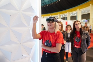 Noi experienţe pentru citit la Gaudeamus: ochelari cu hologramă şi senzori de urmărire a mişcării mâinilor 