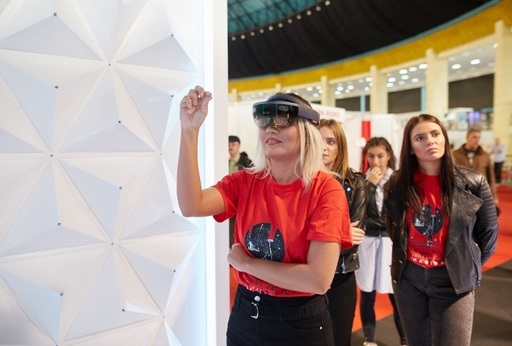 Noi experienţe pentru citit la Gaudeamus: ochelari cu hologramă şi senzori de urmărire a mişcării mâinilor 