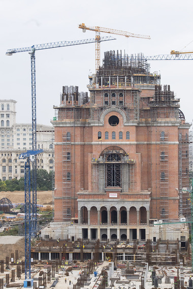 Evenimentele care marchează sfinţirea Catedralei Naţionale debutează vineri. Participă 2.000 de invitaţi oficiali