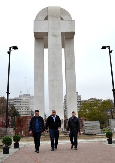 Ministrul Culturii, la Monumentul Marii Uniri de la Alba Iulia: Lucrarea sculptorului Mihai Buculei arată impresionant