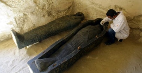 Egiptul dezvăluie un mormânt şi sarcofage la Luxor