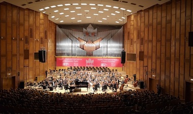 „Rapsodia română” a lui Porumbescu şi fragmente din coloana sonoră a filmului „Mihai Viteazul”, interpretate de Orchestra Naţională Radio de Centenar