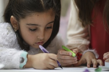 Scriitorul Mihai Şora şi actriţa Medeea Marinescu, colegi de bancă pentru copii din familii de refugiaţi