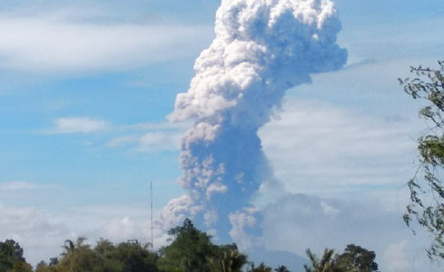 Vulcanul Soputan din insula Sulawesi a erupt. VIDEO