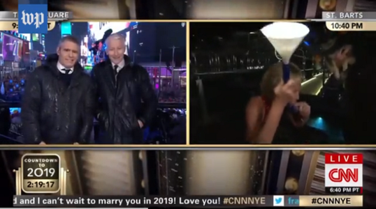 CNN a pus accentul pe alcool în noaptea de Anul Nou. Shot-uri, şampanie şi vodcă, între preferinţele prezentatorilor - VIDEO