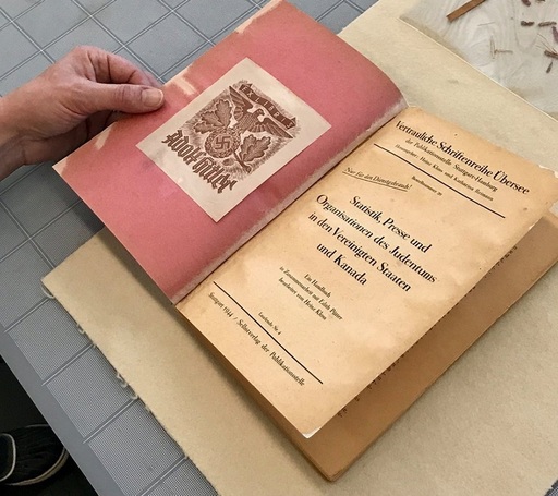 Canada a achiziţionat o carte rară care i-a aparţinut lui Adolf Hitler