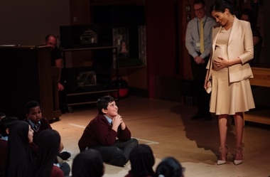 Meghan Markle a vizitat pentru prima dată Teatrul Naţional din Londra, instituţie pe care o patronează