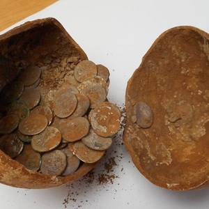Monede romane, bătute după sinuciderea lui Nero, regăsite în Anglia