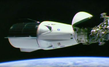 Capsula Dragon s-a conectat cu succes la Staţia Spaţială Internaţională