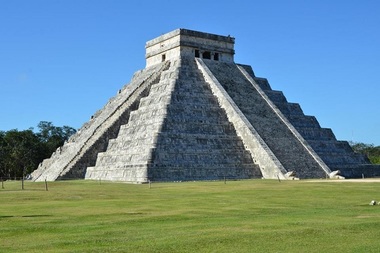 Arheologii mexicani au descoperit sute de vestigii într-o peşteră situată în situl maiaş de la Chichen Itza