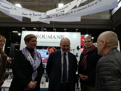 Pierre Moscovici, comisarul european pentru comerţ, afaceri economice şi financiare, a vizitat standul României de la Livre Paris - FOTO