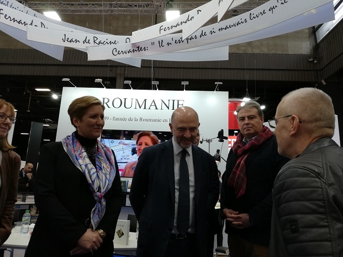 Pierre Moscovici, comisarul european pentru comerţ, afaceri economice şi financiare, a vizitat standul României de la Livre Paris - FOTO