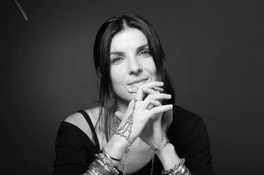 Regizoarea Chris Simion lansează la Londra proiectul „Care dintre noi” împreună cu Maia Morgenstern şi fotografa Cătălina Flămânzeanu