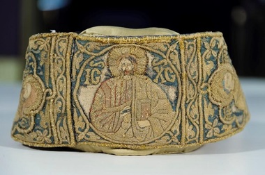 Broderii de tradiţie bizantină din România, la Luvru. Prima expoziţie de artă românească în muzeul parizian