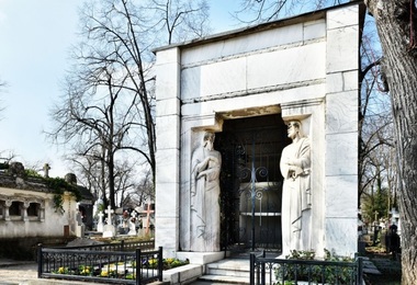 Monumentul funerar al colonelului Paul Străjescu din Cimitirul Bellu, scos la vânzare de la 55.000 de euro