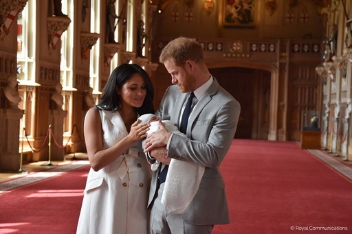 Un cunoscut jurnalist britanic, concediat de BBC după ce a publicat pe Twitter un mesaj ofensator despre copilul prinţului Harry