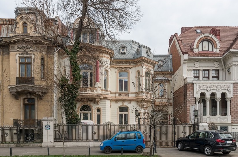 Două case de pe bulevardul Lascăr Catargiu având faţade cu "caracter de paradă", puse în vânzare - FOTO