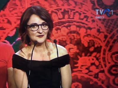 Gala UNITER 2019 - Natalia Călin a primit trofeul pentru cea mai bună actriţă în rol secundar