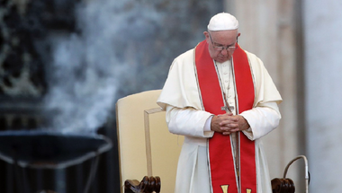 Scaunul papal folosit la Sfânta Liturghie din Bucureşti, construit la Reghin