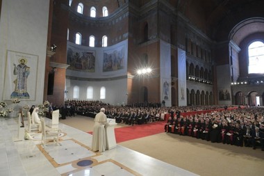 Vizita Papei Francisc în România: Euronews - Suveranul pontif a avertizat cu privire la dezbinarea prin ideologie; AFP - Cer iertare romilor pentru discriminări 