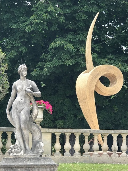 O sculptură din fân a artistului român Ernö Ciupe Bartha a fost amplasată în Jardin du Luxembourg, în centrul Parisului