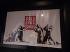 Expoziţia "Lumea lui Banksy", deschisă la Paris, reuneşte lucrări originale ale artistului britanic şi fresce reconstituite de zeci de graficieni - FOTO