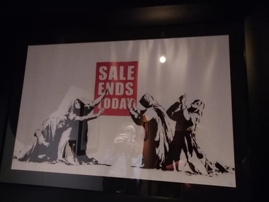 Expoziţia "Lumea lui Banksy", deschisă la Paris, reuneşte lucrări originale ale artistului britanic şi fresce reconstituite de zeci de graficieni - FOTO