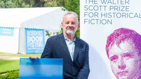 Poetul Robin Robertson, primul scoţian câştigător al Premiului „Walter Scott” pentru literatură istorică

