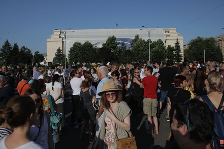 Peste 200 de oameni au participat la protestul artiştilor, între care actori cunoscuţi