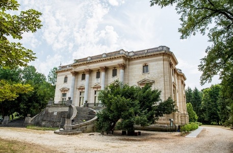 Domeniul şi palatul Mocioni-Teleki din judeţul Arad, scoase la vânzare pentru 1,1 milioane de euro

