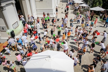 Meşteşugari, tururi ghidate şi bătaie cu apă, în programul Festivalului Strada Armenească, între 2 şi 4 august, la Bucureşti