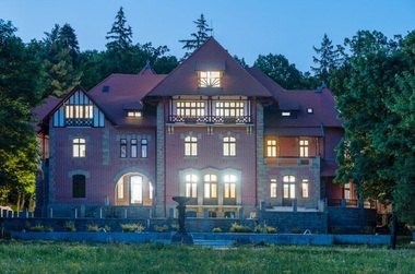 Palatele Ştirbey din judeţul Bacău, Andrenyi din centrul Aradului, Maurice Blank din Bucureşti şi singurul monument de arhitectură civilă românească, la vânzare - FOTO