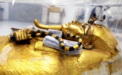 Autorităţile din Egipt au prezentat sarcofagul din lemn al lui Tutankhamon aflat în restaurare - FOTO