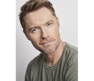 Ronan Keating, vedeta serii de gală la Festivalul Cerbul de Aur, este primul pasager care a aterizat pe Aeroportul Ghimbav