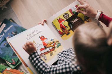 Librărie online: Vânzările de cărţi pentru copii au crescut cu aproape 50% în această vară. Cele mai comandate au fost ”Harry Potter şi piatra filozofală”, „Animale vorbitoare” şi ”Erus şi Valea Răbdării”

