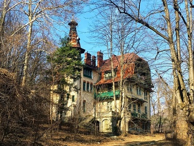 „Micul castel de pe Valea Oltului” şi două vile construite la începutul secolului trecut, scoase la vânzare
