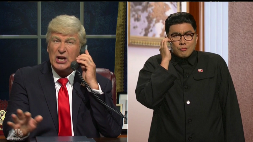 „Saturday Night Live” - Trump interpretat de Alec Baldwin a dat telefoane pentru a scăpa de punerea sub acuzare. Kim Jong-un, între ”sfătuitori” - VIDEO