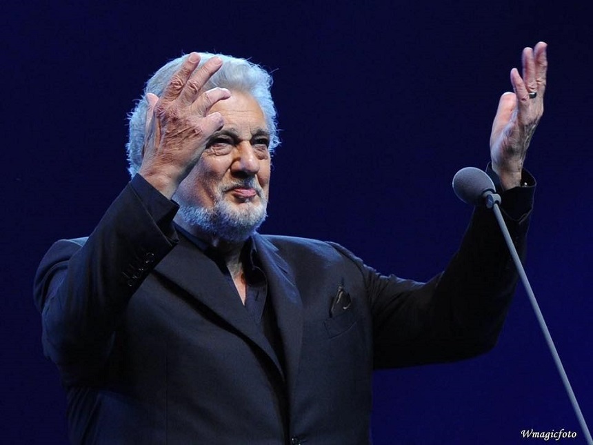Plácido Domingo a demisionat din funcţia de director general al Operei din Los Angeles, din cauza acuzaţiilor de hărţuire sexuală