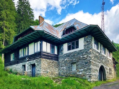 Cabana Piscul Negru de pe Transfăgărăşan, scoasă la licitaţie de la 275.000 de euro - FOTO