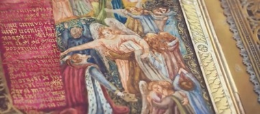 O fotocopie a unei pagini din Evanghelie pictată pe pergament şi scrisă cu litere de aur de regina Elisabeta a României, la ExpoCaligrafia 2019 