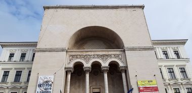 Faţada Palatului Culturii din Timişoara, care găzduieşte teatrele şi opera, intră în reparaţii
