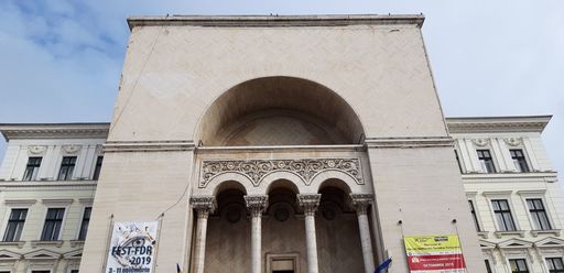 Faţada Palatului Culturii din Timişoara, care găzduieşte teatrele şi opera, intră în reparaţii