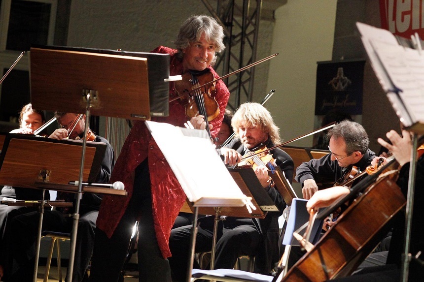 Vienna Crystal Christmas, turneu susţinut de Johann Strauss Ensemble în şapte oraşe din ţară