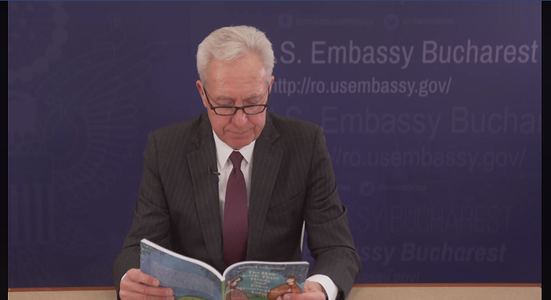 Îndemn la lectură - Ambasadorul american Hans Klemm citeşte „Tinereţe fără bătrâneţe şi viaţă fără de moarte” - VIDEO