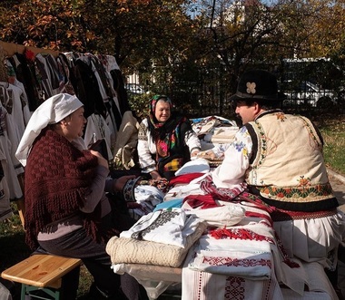 Cincizeci de meşteri, anticari şi artişti aduc obiecte din ceramică, ţăsături, icoane la târgul Moşii de Arhangheli de la MNŢR - FOTO