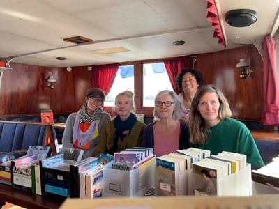 Suedia: O barcă-bibliotecă aprovizionează cu cărţi locuitorii din insulele arhipelagului Stockholm înaintea iernii - FOTO